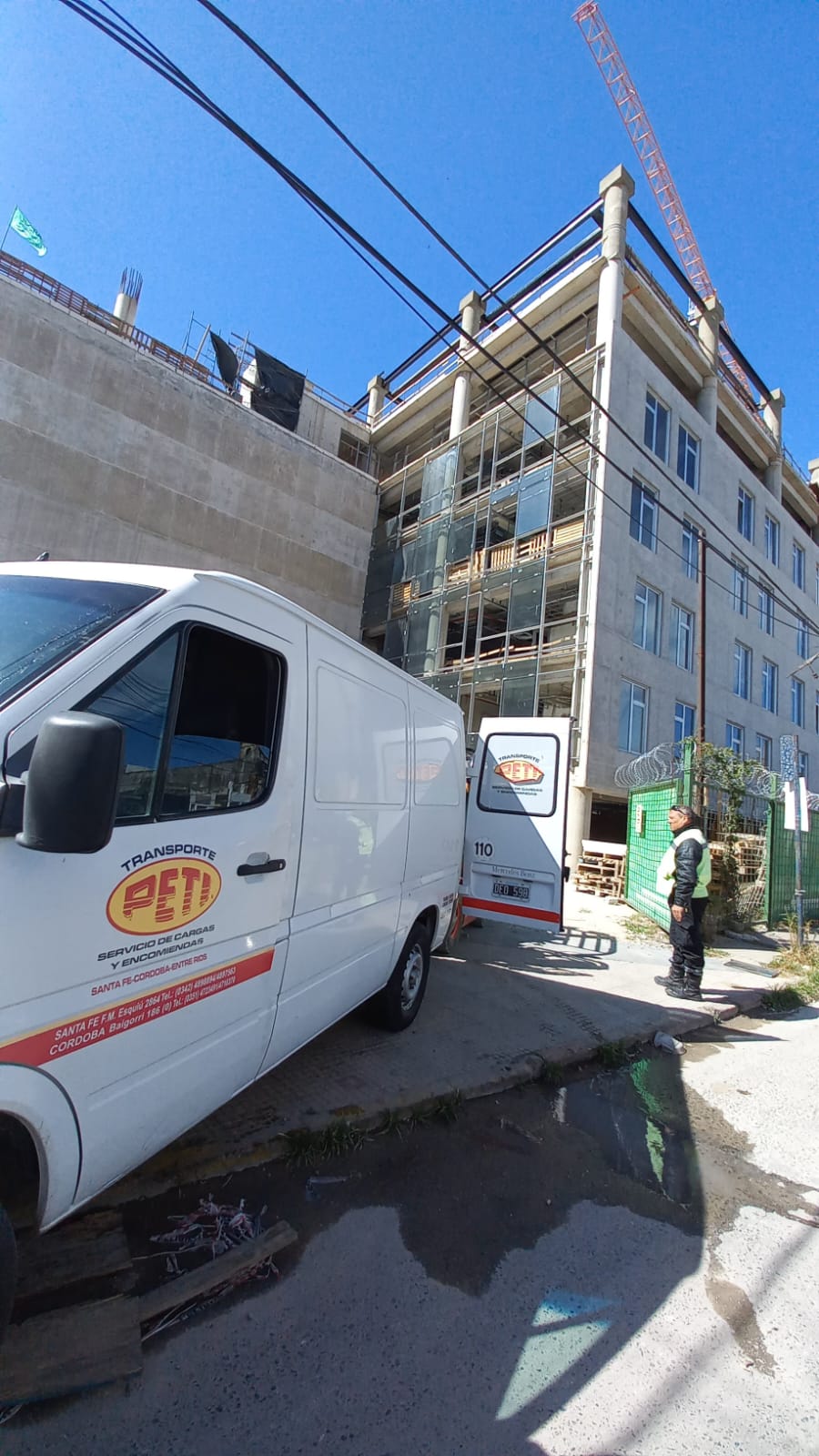Utilitario Sprinter de Transporte PETI realizando una entrega